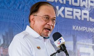 Anwar announces RM100k for each Felda village