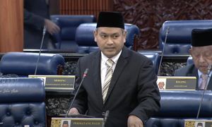 ‘Henti peraga model wanita seksi semasa perlumbaan MotoGP’