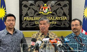 Govt to maintain local white rice price, raise floor cost for paddy