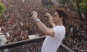 Jalan raya sesak, ribuan peminat banjiri kediaman Shah Rukh Khan