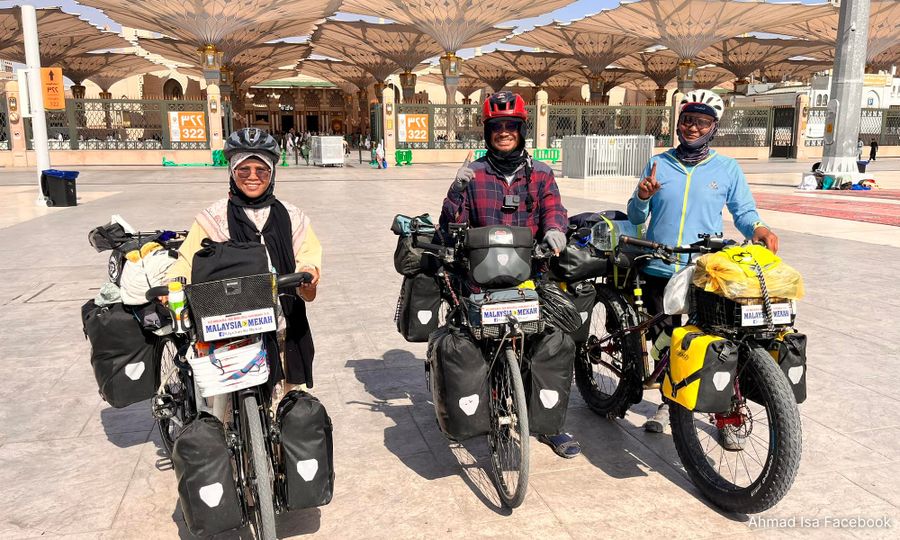 Tiga rakyat Malaysia kayuh basikal tiba di Madinah