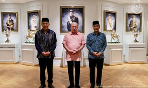 SNAPSHOT | Agong grants audience to Zahid, Onn; PAS leader hits back at Puad