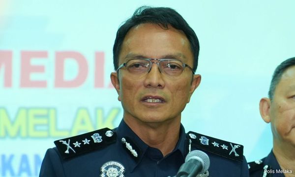 甲警长说明除紧急情况外，报案时需守着装规定