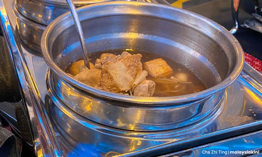 旅部宴会有“鸡骨茶”，张庆信重申药材汤底最重要
