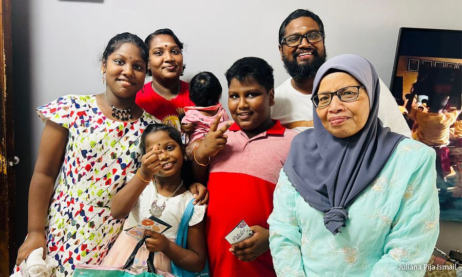Tamil-speaking Malay family, Indian neighbours' Raya tradition