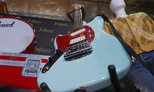 Gitar Kurt Cobain dilelong lebih AS$1.5 juta