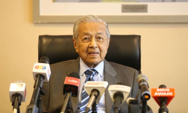 Court defers Dr M's 'kutty' defamation suit against Zahid again