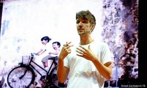 飞机擅用“姐妹共骑”画，尔尼斯起诉亚航索赔