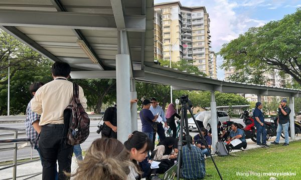 Tiong no-show at MACC headquarters, berates media 