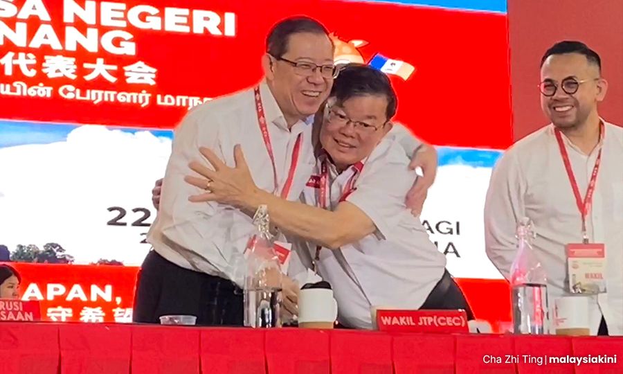 曹观友卸下槟行动党主席职，与林冠英拥抱