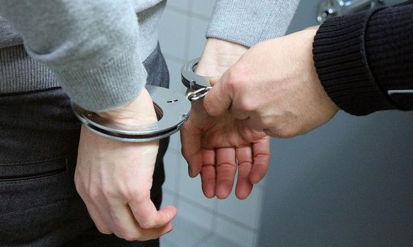 涉在安邦抢劫性侵学院生，二警员被捕延扣7天