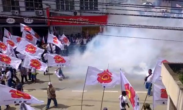 沙巴丹南提名中心爆骚乱，警方射催泪弹驱散人群