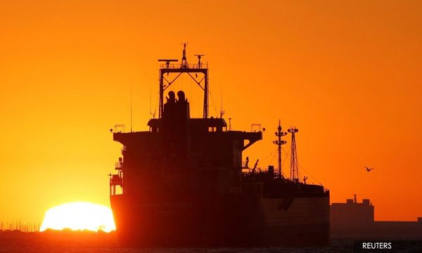 Almost-full oil supertanker runs aground near S'pore gas pipeline