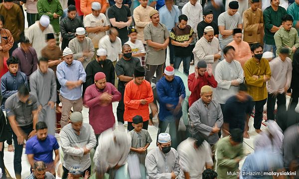SNAPSHOT | Friday prayers not allowed in S'gor malls; govt mulls caning scammers