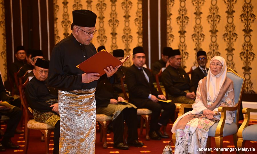 Anwar sworn in as 10th prime minister