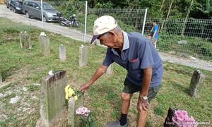 Tragedi 13 Mei: Meniti nisan ke nisan cari nama abang