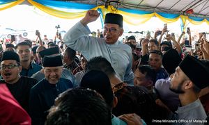 YOURSAY | Anwar is a celebrity PM, thanks to Dr M