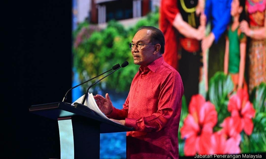 Peninsula politicians should learn from Borneo, Anwar says as stony-faced Zahid looks on