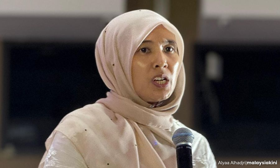 Selangor MB backs Nurul Izzah as successor, but Anwar says no idea