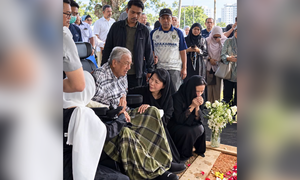 SNAPSHOT | Dr M leaves IJN to visit Hasmah's grave; MACC denies serving notice to Saravanan's minor son
