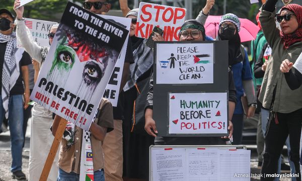 Palestinian Solidarity picket: Rainy weather doesn't stop participants