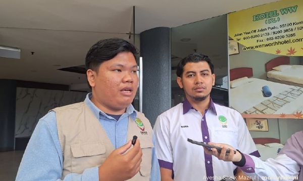 Student body heads to DAP HQ to reject UEC, recognition campaign