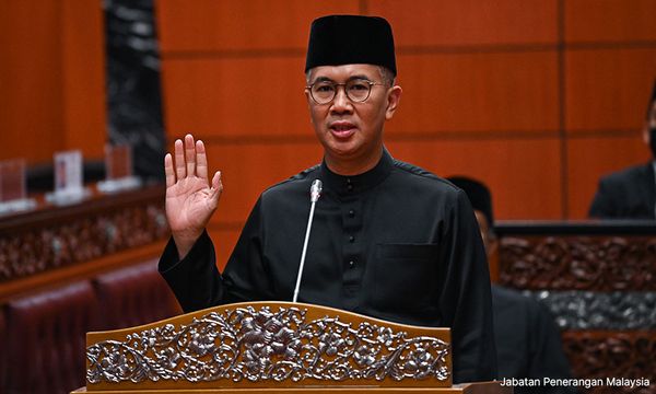 再任上议员以便当部长，扎夫鲁承诺助经济复苏