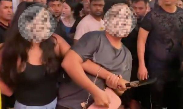 水舞音乐节惊现持刀女子，民众安保协力制服后被捕