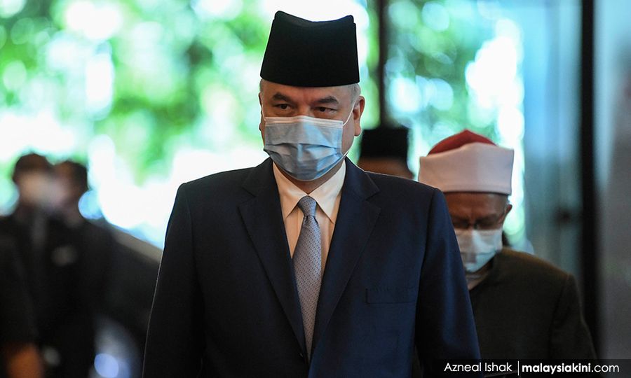 Perak MB seeks dissolution, but sultan wants to think it over