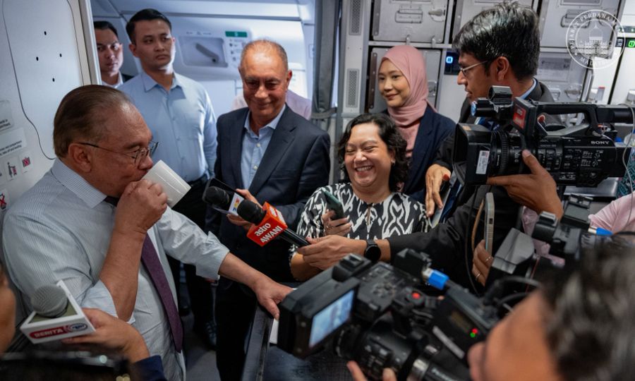Sidang media Anwar pada ketinggian 40,000 kaki