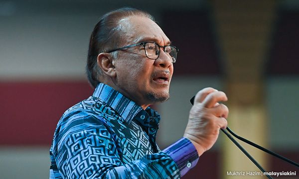 Anwar wants English mastery among students improved
