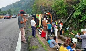 21 injured after bus overturns near Menora Tunnel