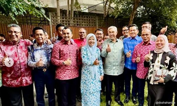 扎希官访英国，照片显示逾十巫统领袖随行