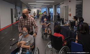 Free influenza vaccination for elderly with chronic illnesses