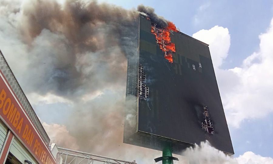 Papan iklan digital di Lebuhraya Persekutuan terbakar