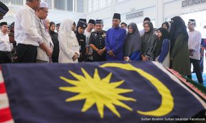 Raja Permaisuri Agong ziarah jenazah dua anggota polis