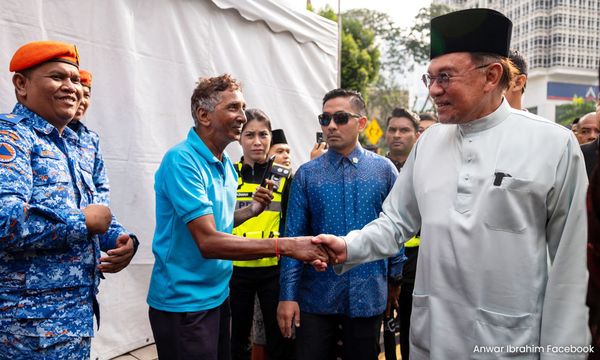 Anwar agih 28,000 ekor ayam segar di Permatang Pauh sempena raya