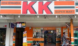 第三间KK分店遇袭，汽油弹击中箱子着火