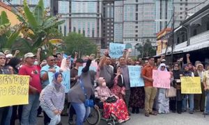 Over 260 residents of Kg Sungai Baru submit memorandum to PM