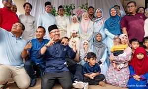 Kehadiran Anwar, Azizah ubati duka pengantin kematian ibu