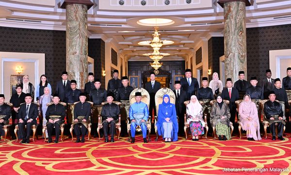 内阁部长明天上任就职，内阁召开特别会议