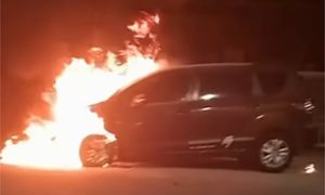 疑反“非法”庙宇惹祸，网红詹德拉遭人上门袭击烧车
