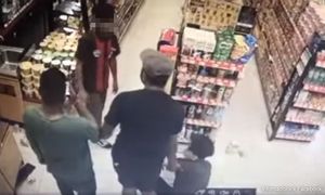 Dua lelaki ditahan kes pukul pekerja kedai serbaneka