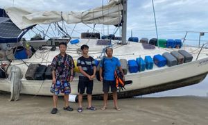 Kapal layar warga China terdampar di muara Sungai Mukah