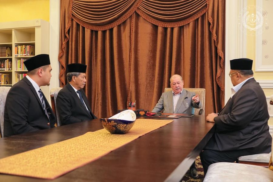 Pemimpin Umno, DAP mengadap Agong