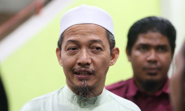 聂阿都宣誓续任上议员