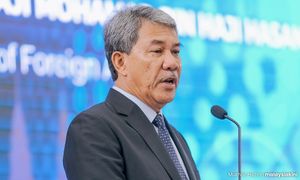 UEC: Janganlah kerajaan dipaksa, kata Mohamad