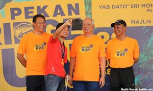 Beri perlembagaan pada Umno Pekan, sindir Anwar