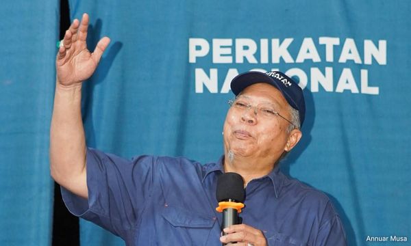 Annuar jual pantun: Dalam berurusan janganlah sombong