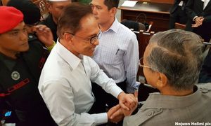 'Dr M corrupt' - Mukhriz challenges Anwar's claim with stinging questions